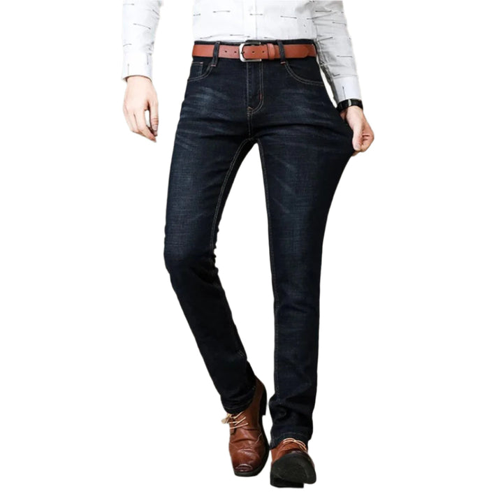 Herrjeans raka snitt i flexibel denim, blå och svart, visar bekvämlighet och stil för både arbete och fritid.