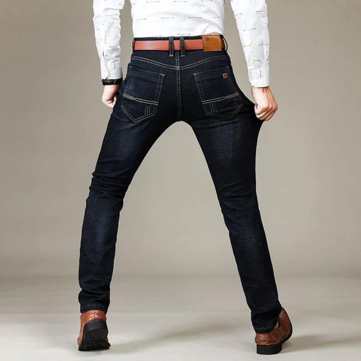 Herrjeans raka snitt i flexibel denim, blå och svart, visar bekvämlighet och stil för både arbete och fritid.