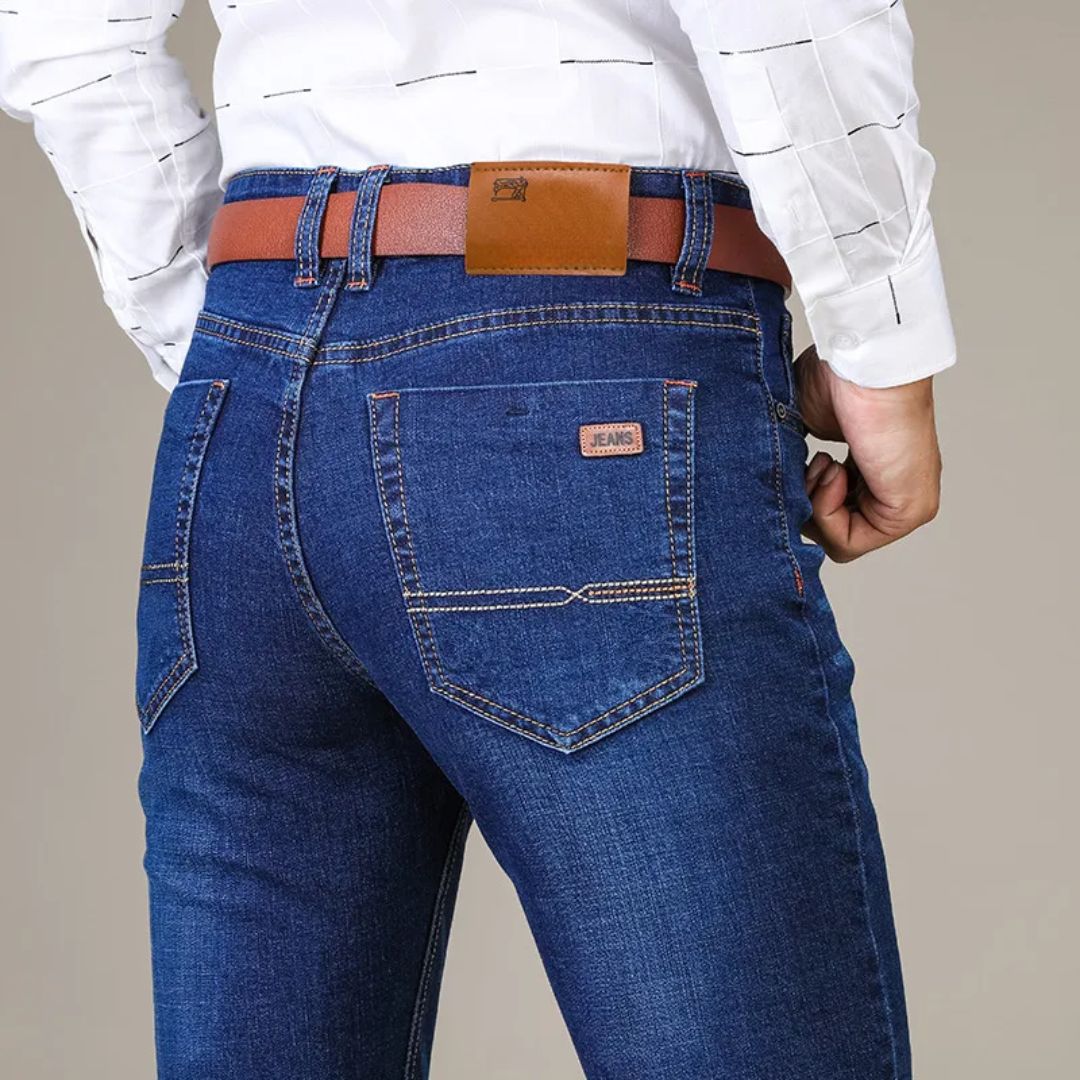 Herrjeans raka snitt i flexibel denim, blå och svart, visar bekvämlighet och stil för både arbete och fritid.