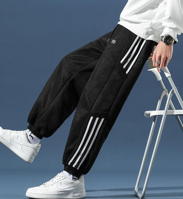 "Herrjoggers i bomull med sidosträckning, trendig stil och elastisk midja för sport och fritid."