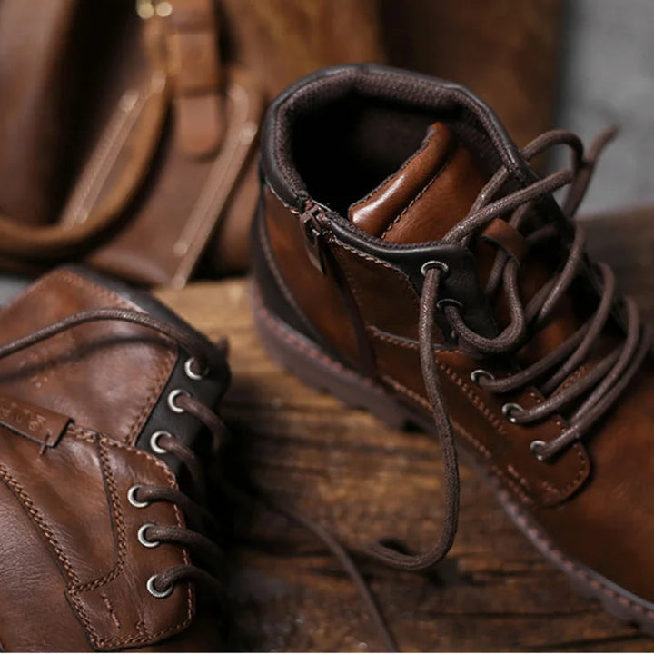 "Herrläderstövlar i brun PU-läder, komfortabla ankelboots för hösten med slitstark sula och mjukt foder."