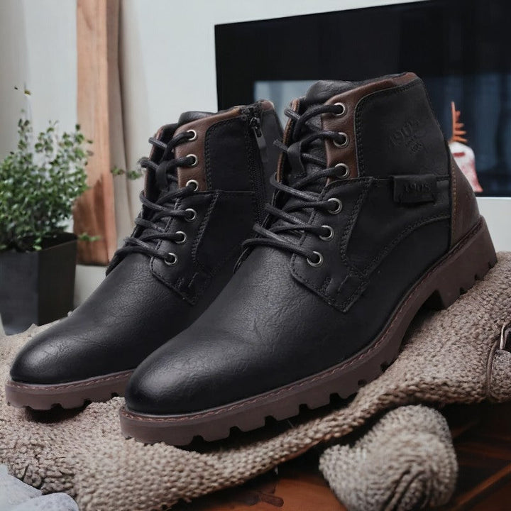 "Herrläderstövlar i brun PU-läder, komfortabla ankelboots för hösten med slitstark sula och mjukt foder."