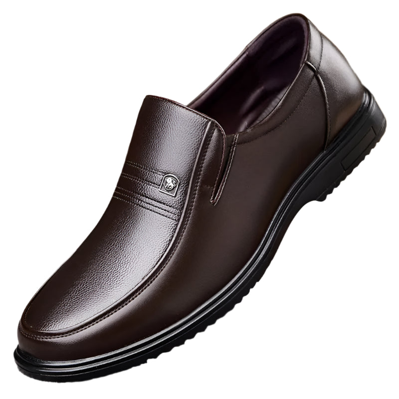 "Herrloafers i elegant brun PU-läder, klassisk design, idealiska för formella och avslappnade tillfällen."