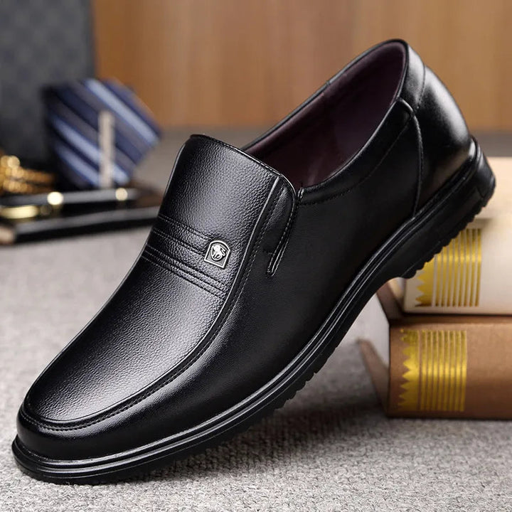 "Herrloafers i elegant brun PU-läder, klassisk design, idealiska för formella och avslappnade tillfällen."