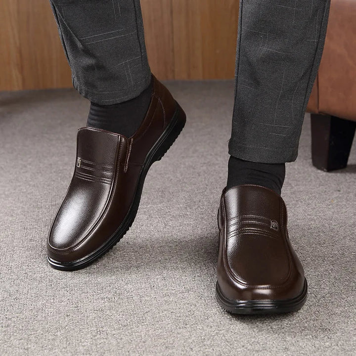 "Herrloafers i elegant brun PU-läder, klassisk design, idealiska för formella och avslappnade tillfällen."