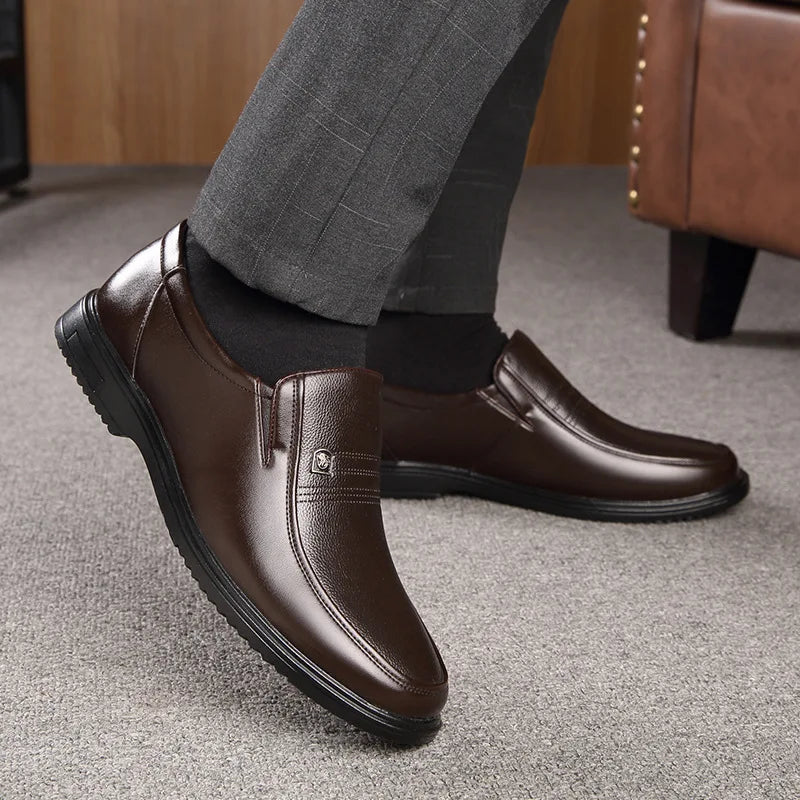 "Herrloafers i elegant brun PU-läder, klassisk design, idealiska för formella och avslappnade tillfällen."