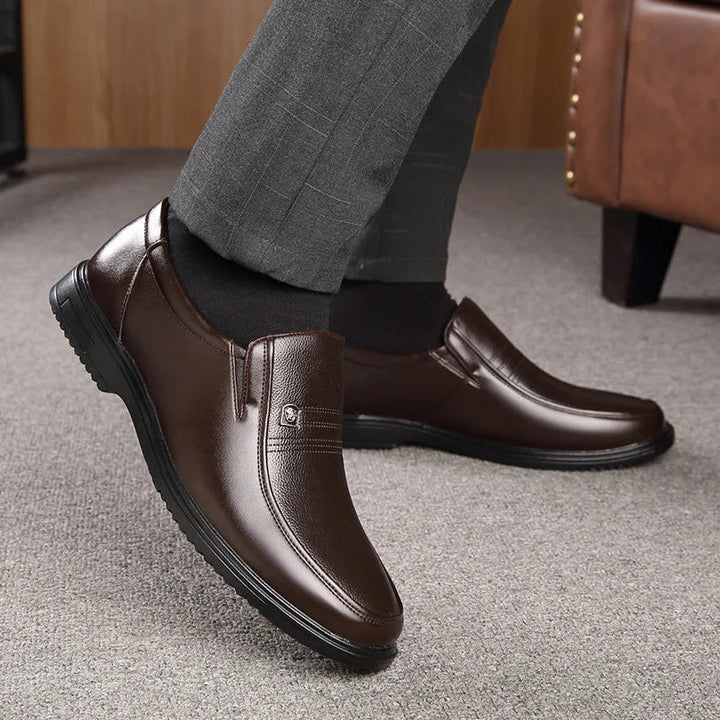 "Herrloafers i elegant brun PU-läder, klassisk design, idealiska för formella och avslappnade tillfällen."