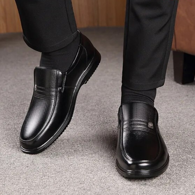 "Herrloafers i elegant brun PU-läder, klassisk design, idealiska för formella och avslappnade tillfällen."