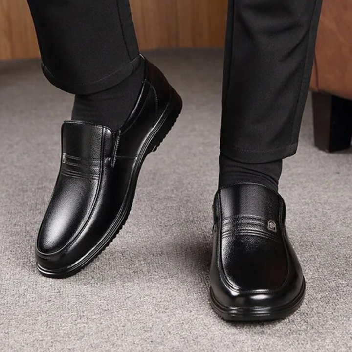 "Herrloafers i elegant brun PU-läder, klassisk design, idealiska för formella och avslappnade tillfällen."