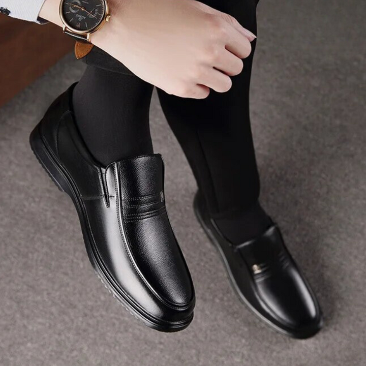 "Herrloafers i elegant brun PU-läder, klassisk design, idealiska för formella och avslappnade tillfällen."