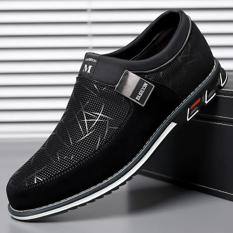 "Herrloafers i svart PU-läder med stilren slip-on-design, detaljerad sömnad och elegant plös för modern komfort."