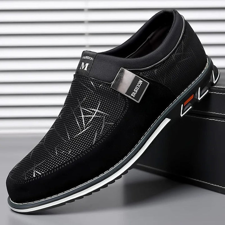 "Herrloafers i svart PU-läder med stilren slip-on-design, detaljerad sömnad och elegant plös för modern komfort."