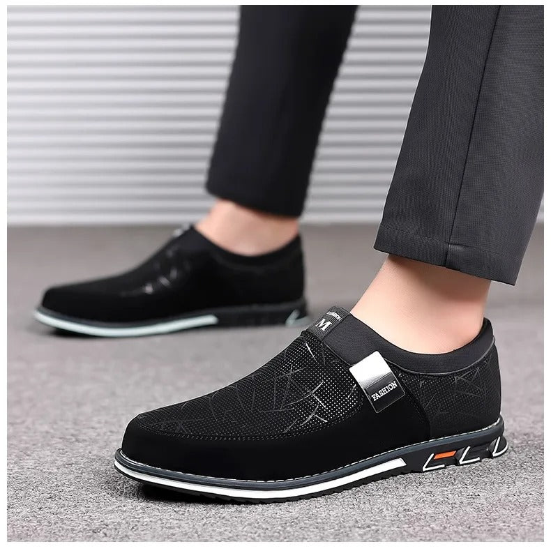 "Herrloafers i svart PU-läder med stilren slip-on-design, detaljerad sömnad och elegant plös för modern komfort."