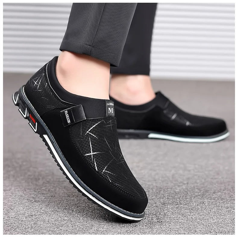"Herrloafers i svart PU-läder med stilren slip-on-design, detaljerad sömnad och elegant plös för modern komfort."