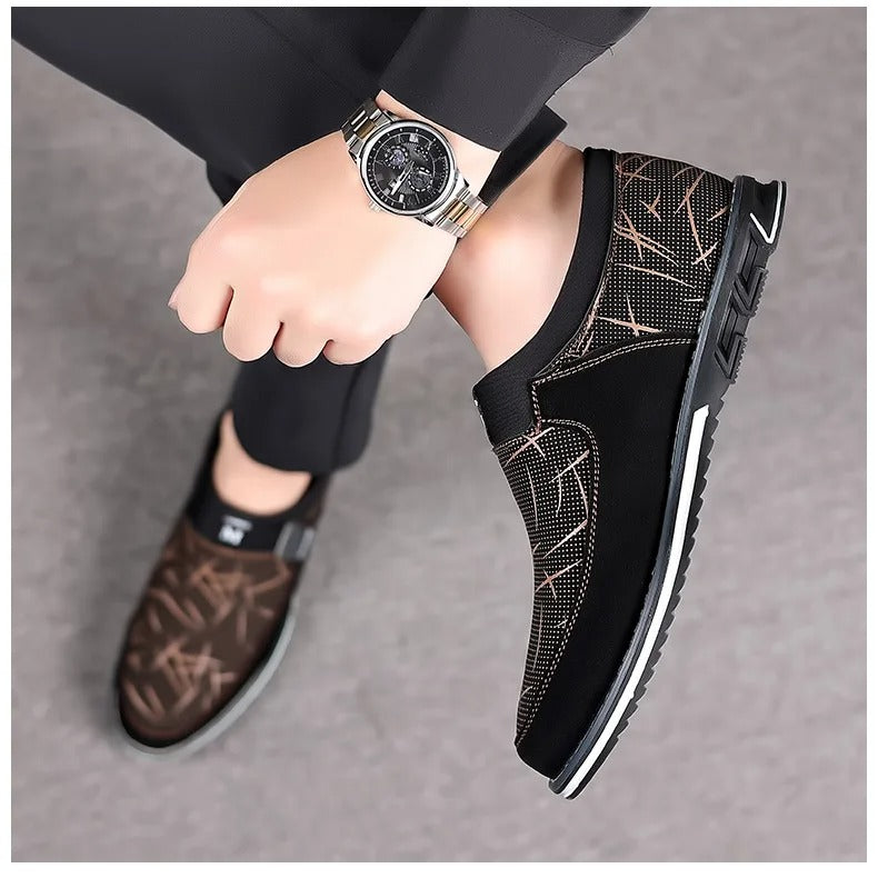 "Herrloafers i svart PU-läder med stilren slip-on-design, detaljerad sömnad och elegant plös för modern komfort."