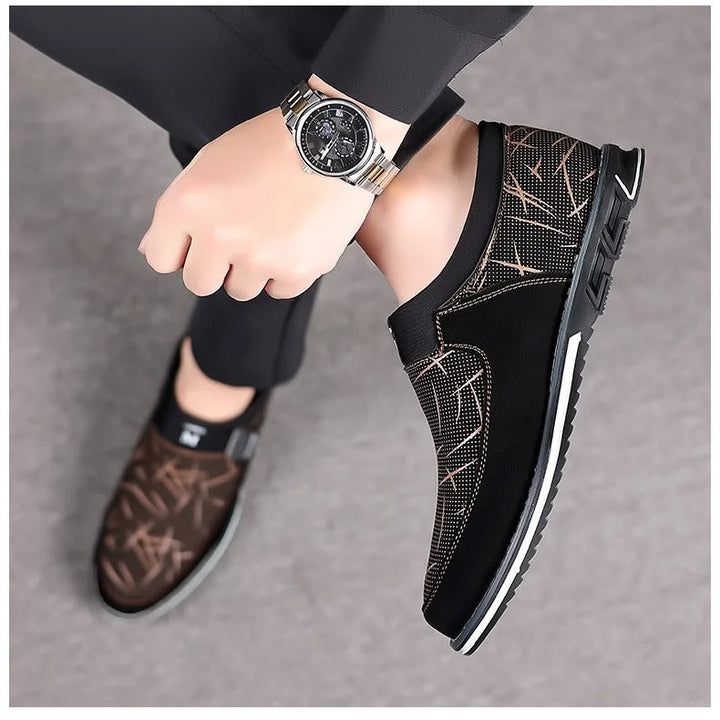 "Herrloafers i svart PU-läder med stilren slip-on-design, detaljerad sömnad och elegant plös för modern komfort."
