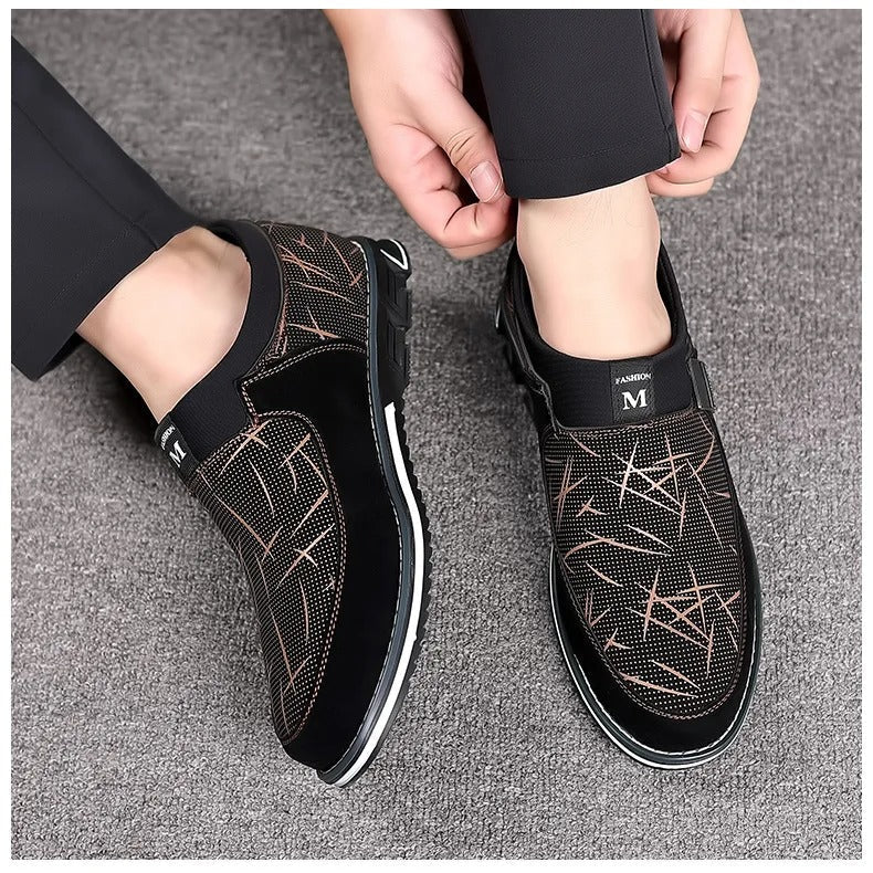"Herrloafers i svart PU-läder med stilren slip-on-design, detaljerad sömnad och elegant plös för modern komfort."