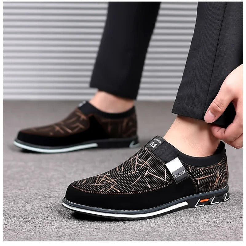 "Herrloafers i svart PU-läder med stilren slip-on-design, detaljerad sömnad och elegant plös för modern komfort."