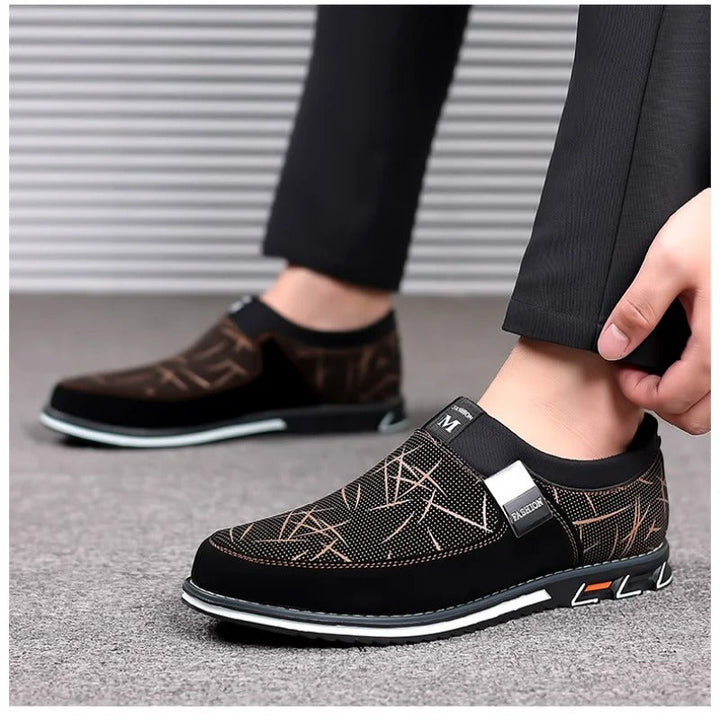 "Herrloafers i svart PU-läder med stilren slip-on-design, detaljerad sömnad och elegant plös för modern komfort."
