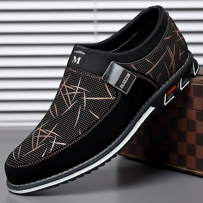 "Herrloafers i svart PU-läder med stilren slip-on-design, detaljerad sömnad och elegant plös för modern komfort."