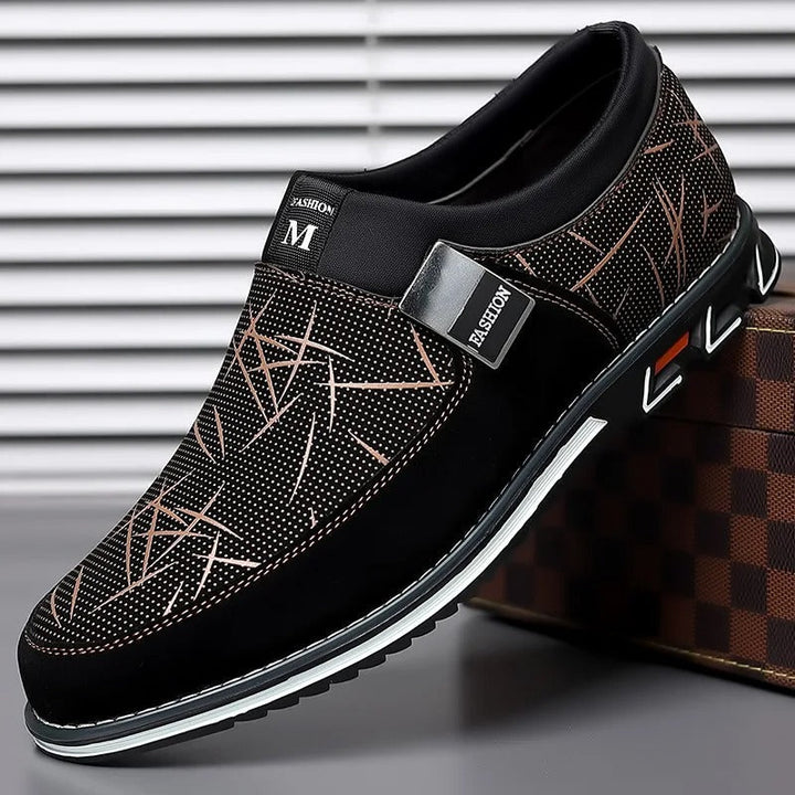 "Herrloafers i svart PU-läder med stilren slip-on-design, detaljerad sömnad och elegant plös för modern komfort."