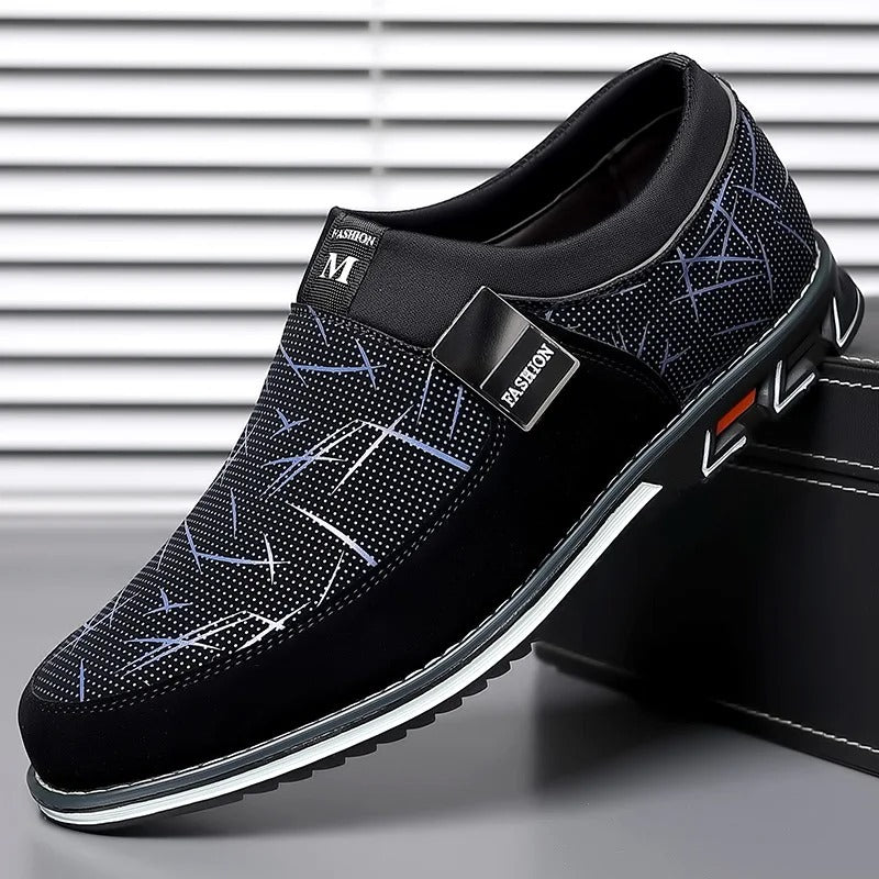 "Herrloafers i svart PU-läder med stilren slip-on-design, detaljerad sömnad och elegant plös för modern komfort."