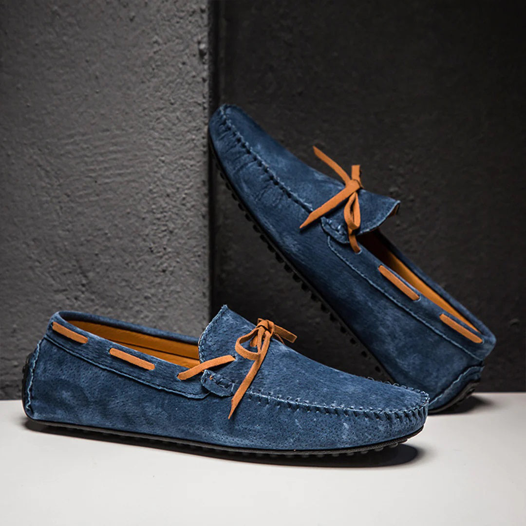 "Herrloafers i syntetläder med modern design, bekväm gummisula och stilren slip-on för den stilmedvetna mannen."