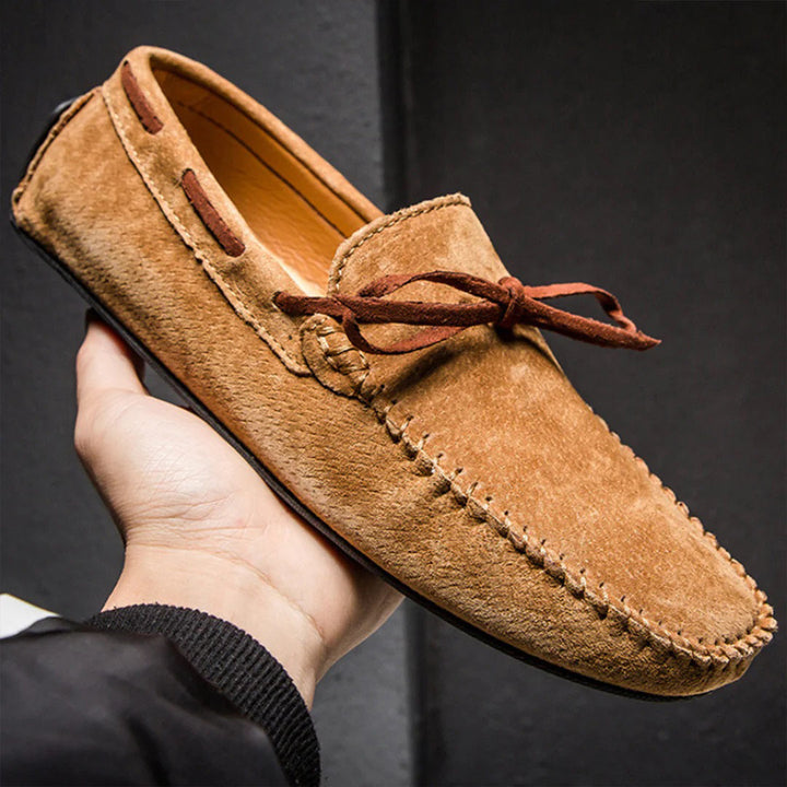 "Herrloafers i syntetläder med modern design, bekväm gummisula och stilren slip-on för den stilmedvetna mannen."