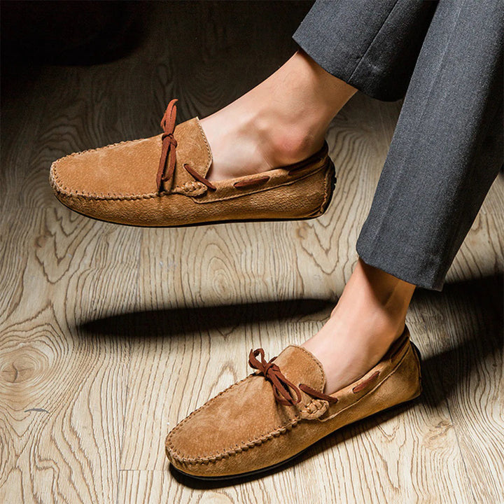 "Herrloafers i syntetläder med modern design, bekväm gummisula och stilren slip-on för den stilmedvetna mannen."