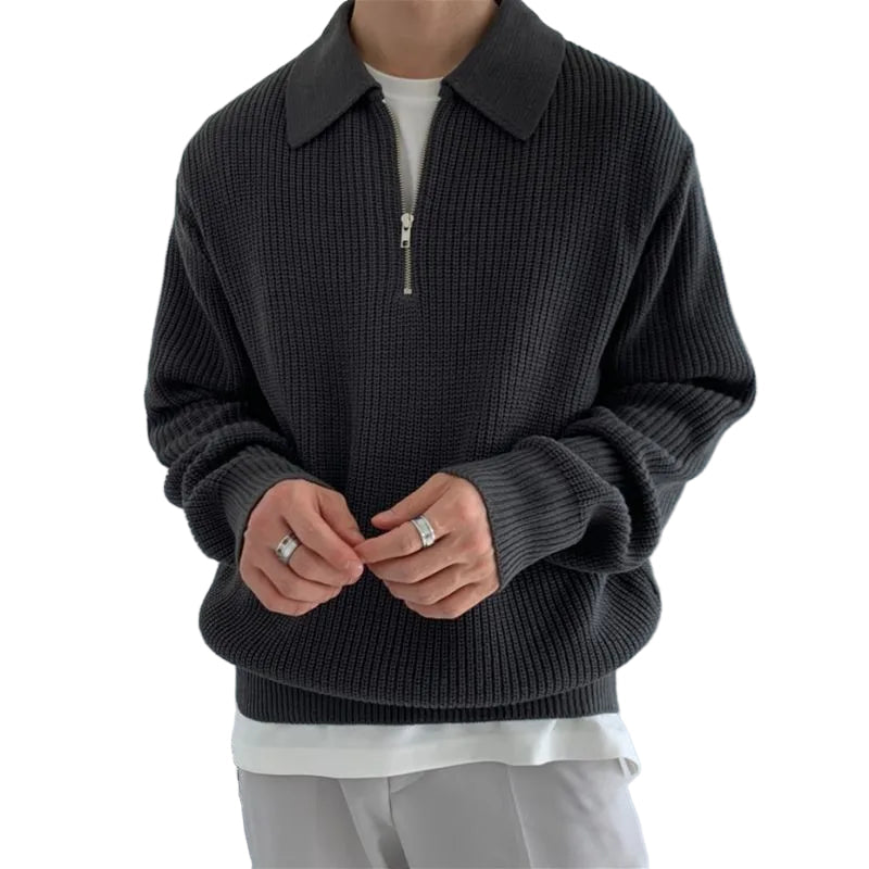 "Herrpolo med glidelås i kashmir, elegant design i grått. Perfekt för modern stil och komfort i herrmode."