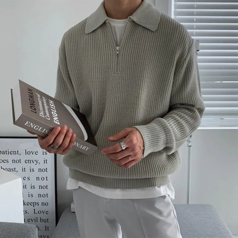 "Herrpolo med glidelås i kashmir, elegant design i grått. Perfekt för modern stil och komfort i herrmode."
