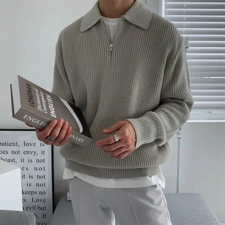 "Herrpolo med glidelås i kashmir, elegant design i grått. Perfekt för modern stil och komfort i herrmode."