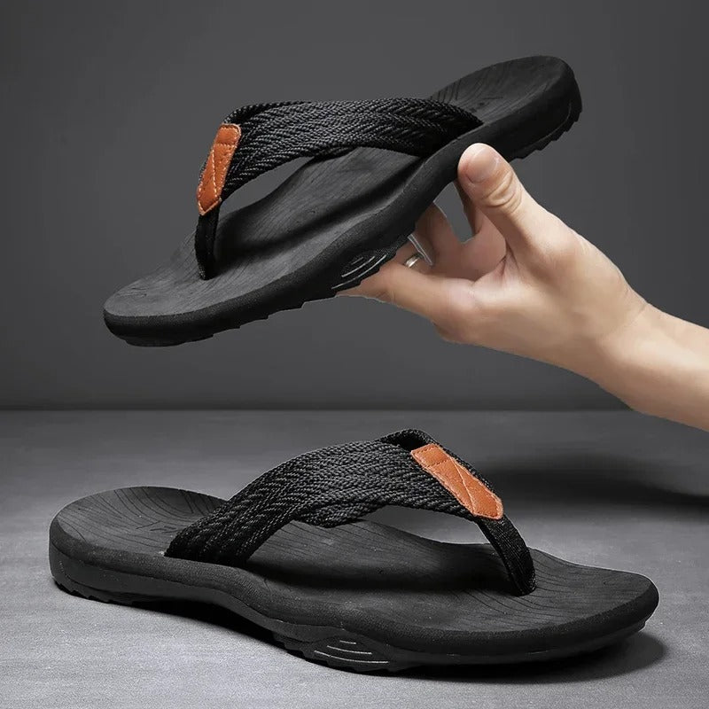 "Herrsandaler med mjuk EVA-dämpning, hållbar design i brun, grå och svart, perfekt för sommar och strand."