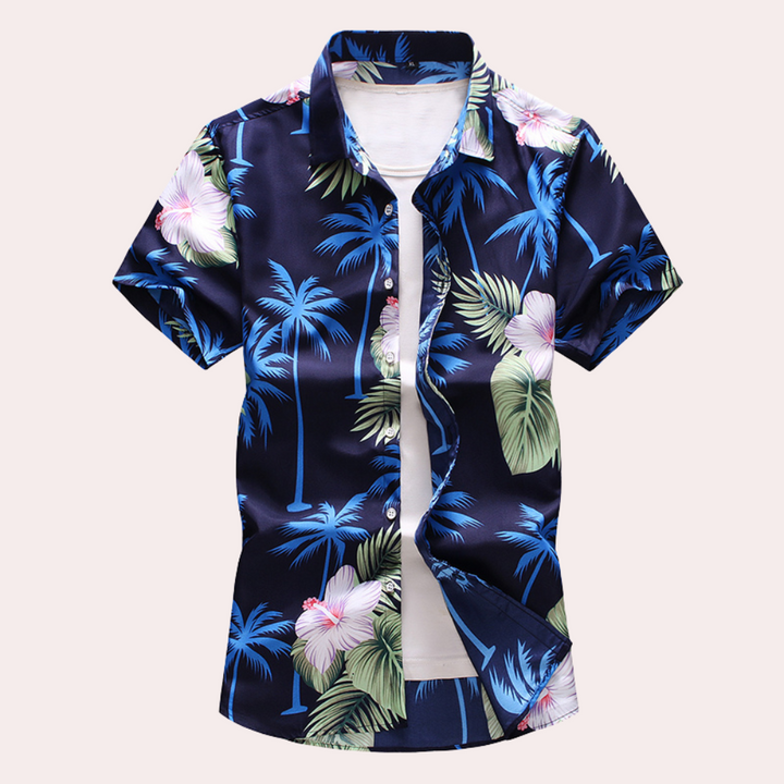 "Herrskjorta med blommigt hawaiimönster framifrån, kortärmad och färgsprakande, perfekt för sommarens avslappnade tillfällen.