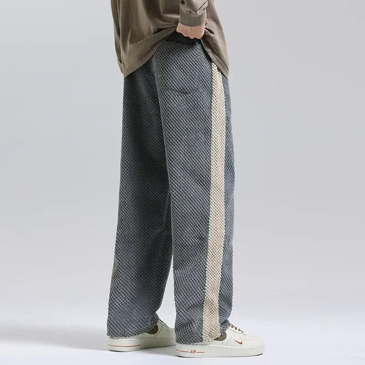 "Herrsweatpants i grå/svart corduroy med dragsko, stilren design och praktiska fickor för optimal komfort och passform."