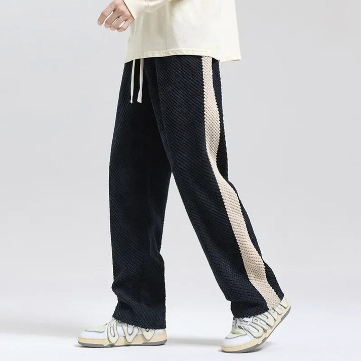 "Herrsweatpants i grå/svart corduroy med dragsko, stilren design och praktiska fickor för optimal komfort och passform."