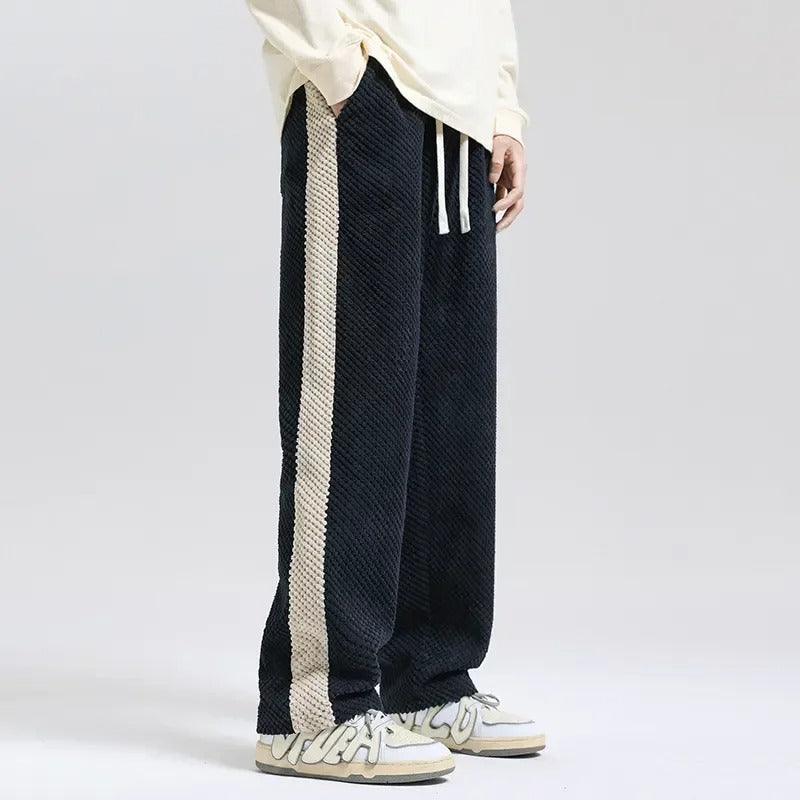 "Herrsweatpants i grå/svart corduroy med dragsko, stilren design och praktiska fickor för optimal komfort och passform."