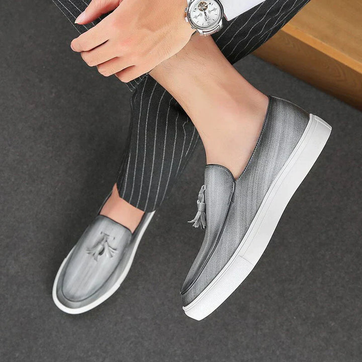 "Herrtofflor slip-on komfortabel design, hållbara textilier, stilren och lätt passform, idealiska för inom- och utomhusbruk."