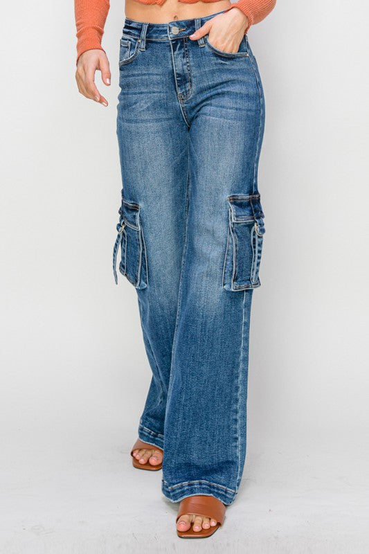 "Hög midja cargo jeans för kvinnor med sidofickor, mörk denim, avslappnad passform, trendig blickfångare."
