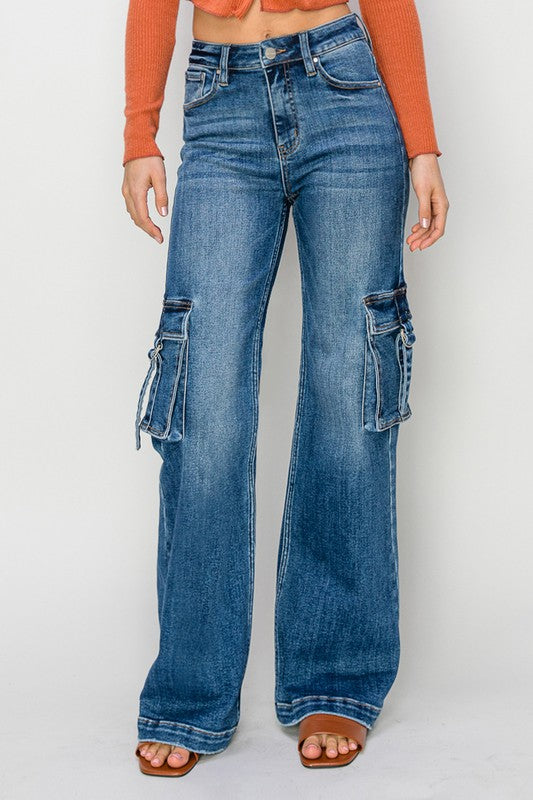 "Hög midja cargo jeans för kvinnor med sidofickor, mörk denim, avslappnad passform, trendig blickfångare."