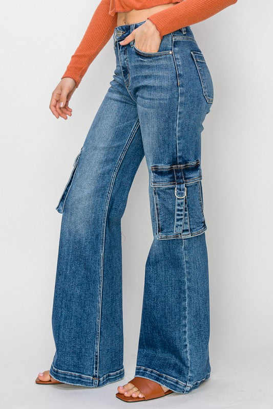 "Hög midja cargo jeans för kvinnor med sidofickor, mörk denim, avslappnad passform, trendig blickfångare."