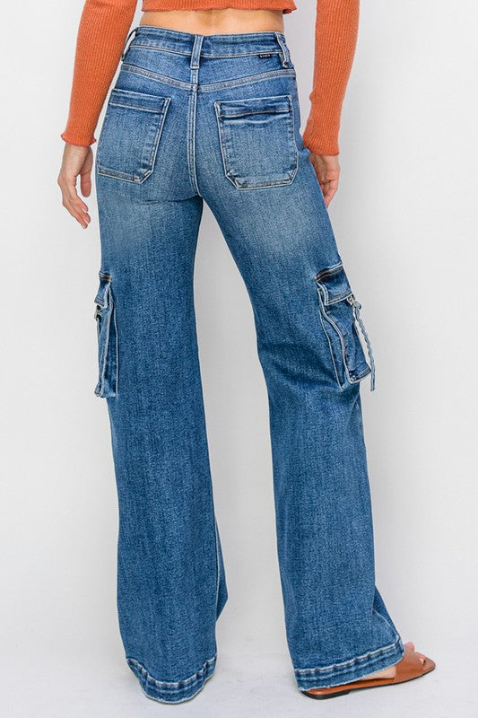 "Hög midja cargo jeans för kvinnor med sidofickor, mörk denim, avslappnad passform, trendig blickfångare."