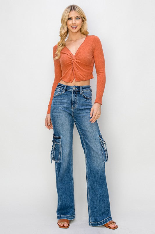 "Hög midja cargo jeans för kvinnor med sidofickor, mörk denim, avslappnad passform, trendig blickfångare."