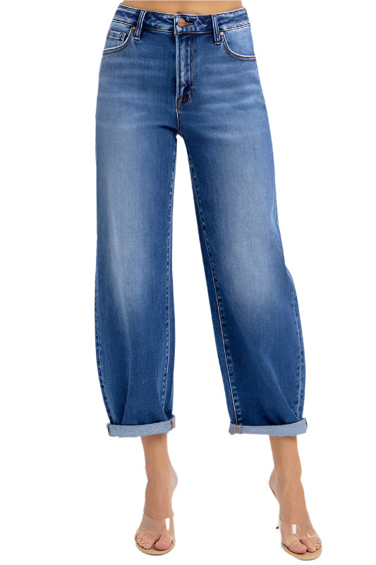 Högmidjade cropped barrel damjeans i medium denim, framifrån med ben och midjesilhuett i fokus.