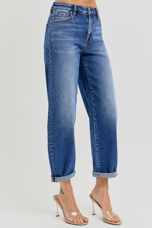Högmidjade cropped barrel damjeans i medium denim, framifrån med ben och midjesilhuett i fokus.
