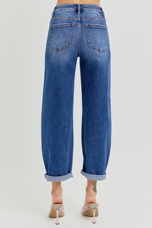 Högmidjade cropped barrel damjeans i medium denim, framifrån med ben och midjesilhuett i fokus.