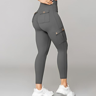 "Högmidjade damcargo byxor med slim fit, stretchmaterial, funktionella fickor, modern och smickrande design."