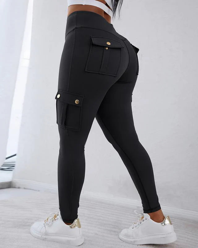"Högmidjade damcargo byxor med slim fit, stretchmaterial, funktionella fickor, modern och smickrande design."