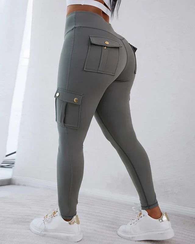 "Högmidjade damcargo byxor med slim fit, stretchmaterial, funktionella fickor, modern och smickrande design."