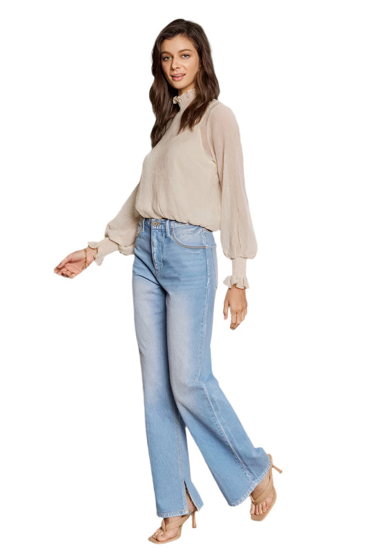 "Högmidjade flared jeans för damer i ljus denim, retro stil med flared ben och smickrande passform för en modern look."